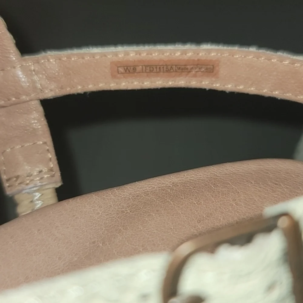 UGG‎ Australia Cream Lira Mar Suede Snake Skin Strappy Wedge Sandle Women's 9